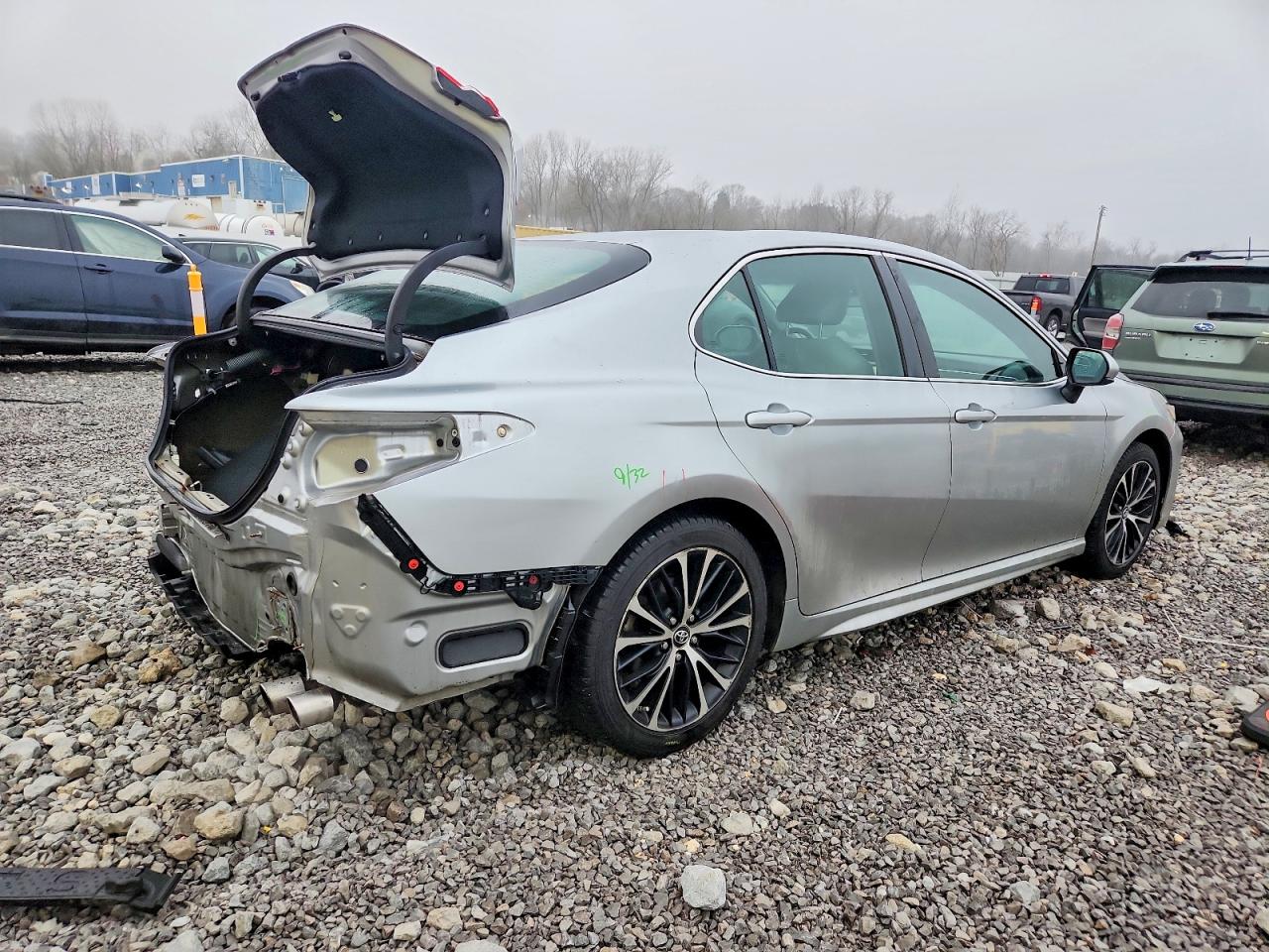 2018 TOYOTA CAMRY L photo 3