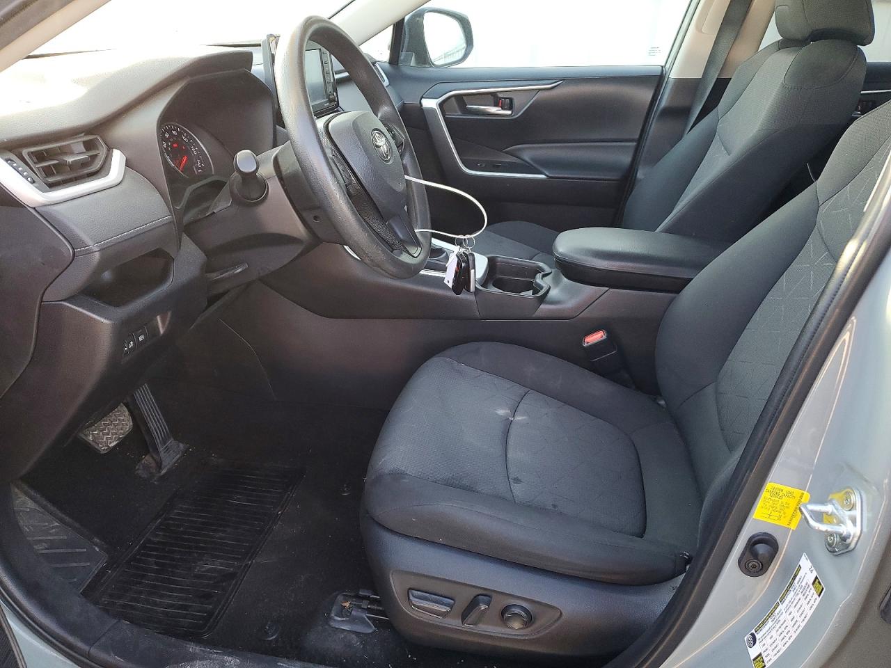 2021 TOYOTA RAV4 XLE photo 13