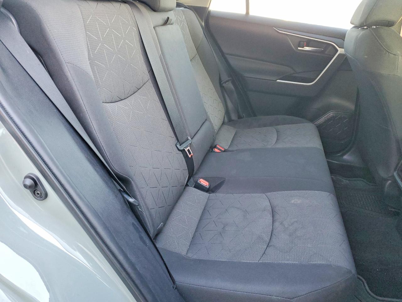 2021 TOYOTA RAV4 XLE photo 21