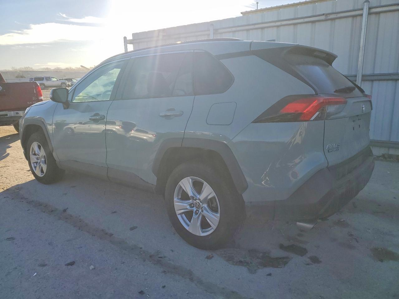 2021 TOYOTA RAV4 XLE photo 3