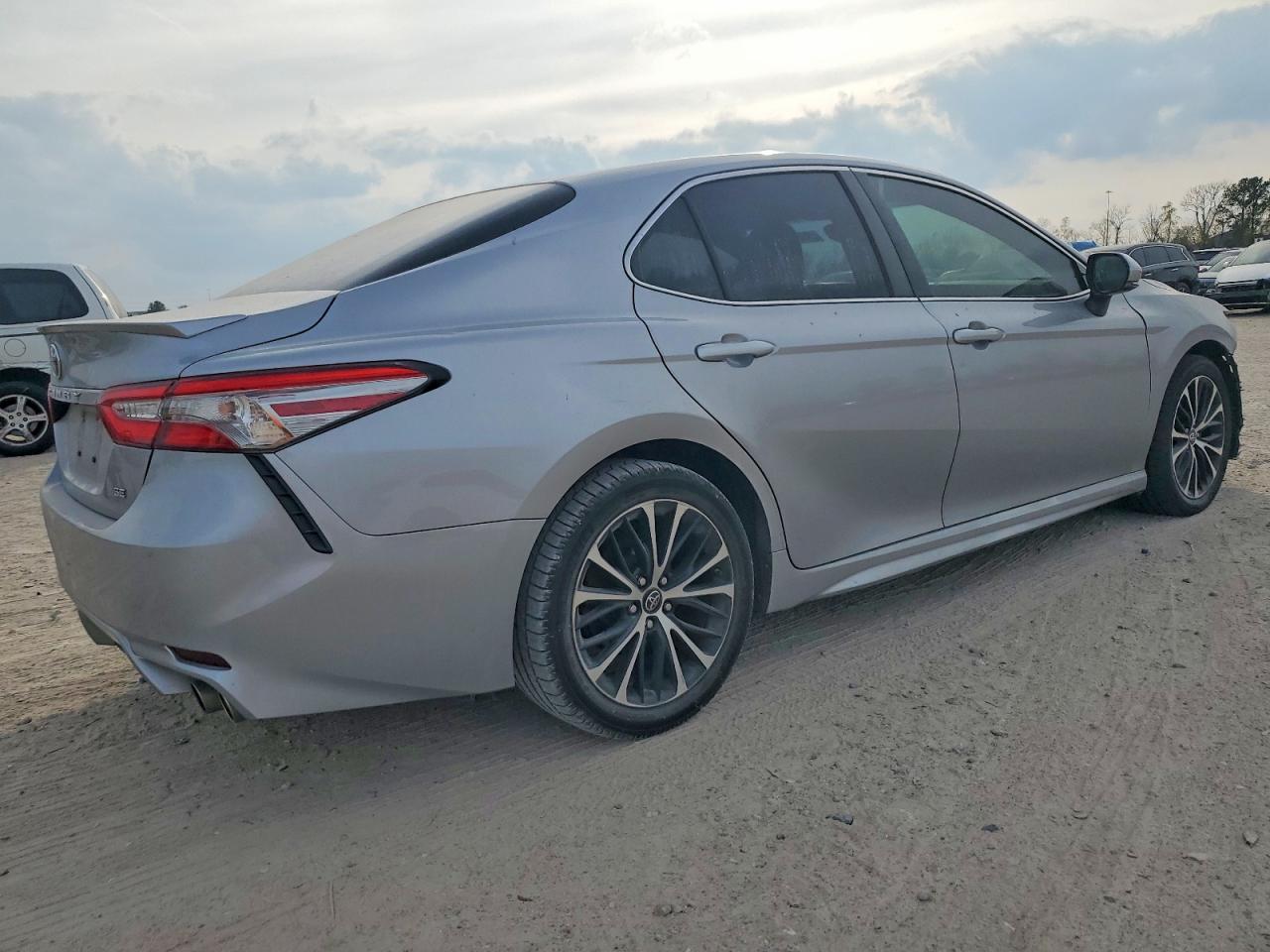 2018 TOYOTA CAMRY L photo 3