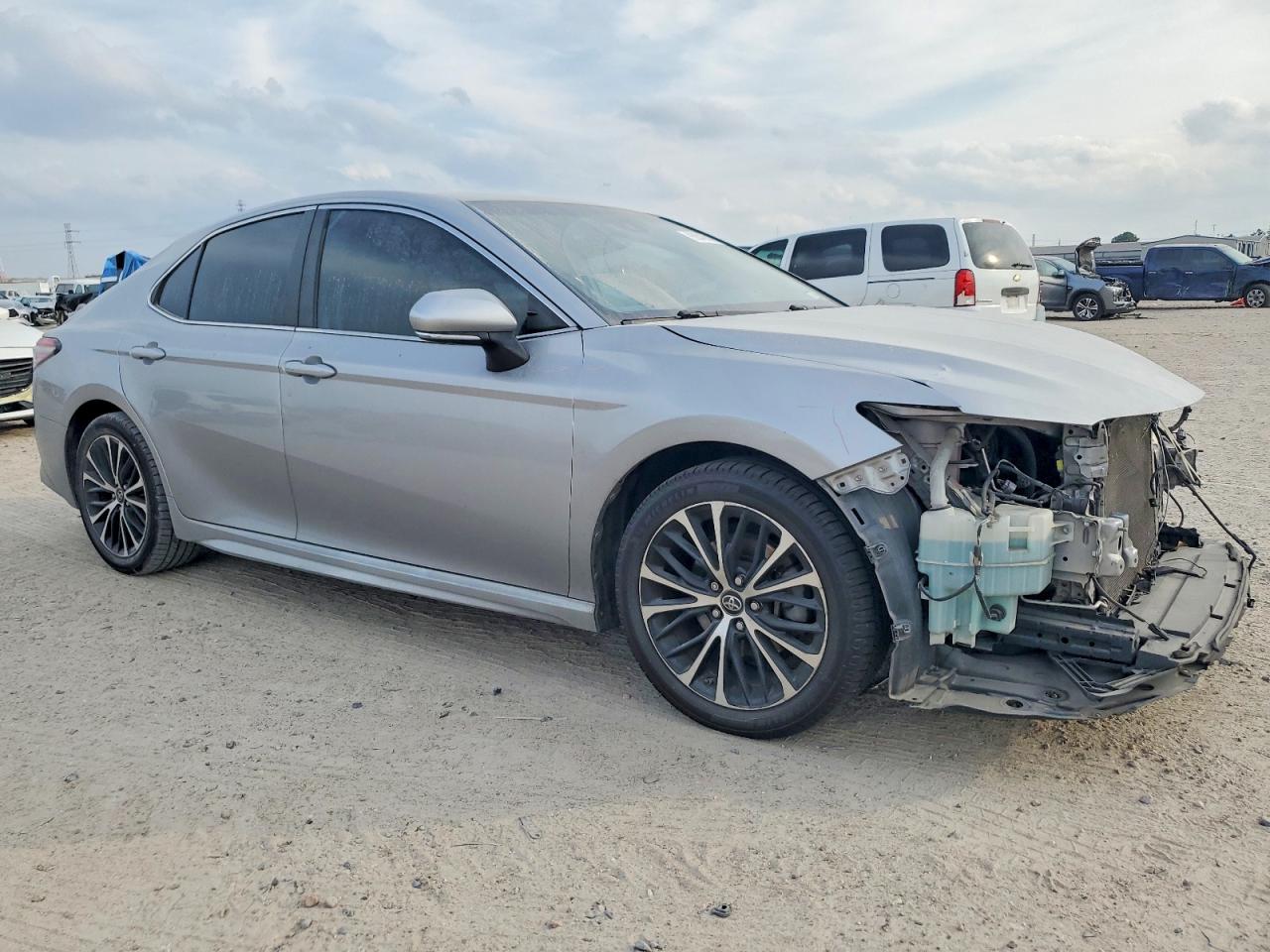 2018 TOYOTA CAMRY L photo 4