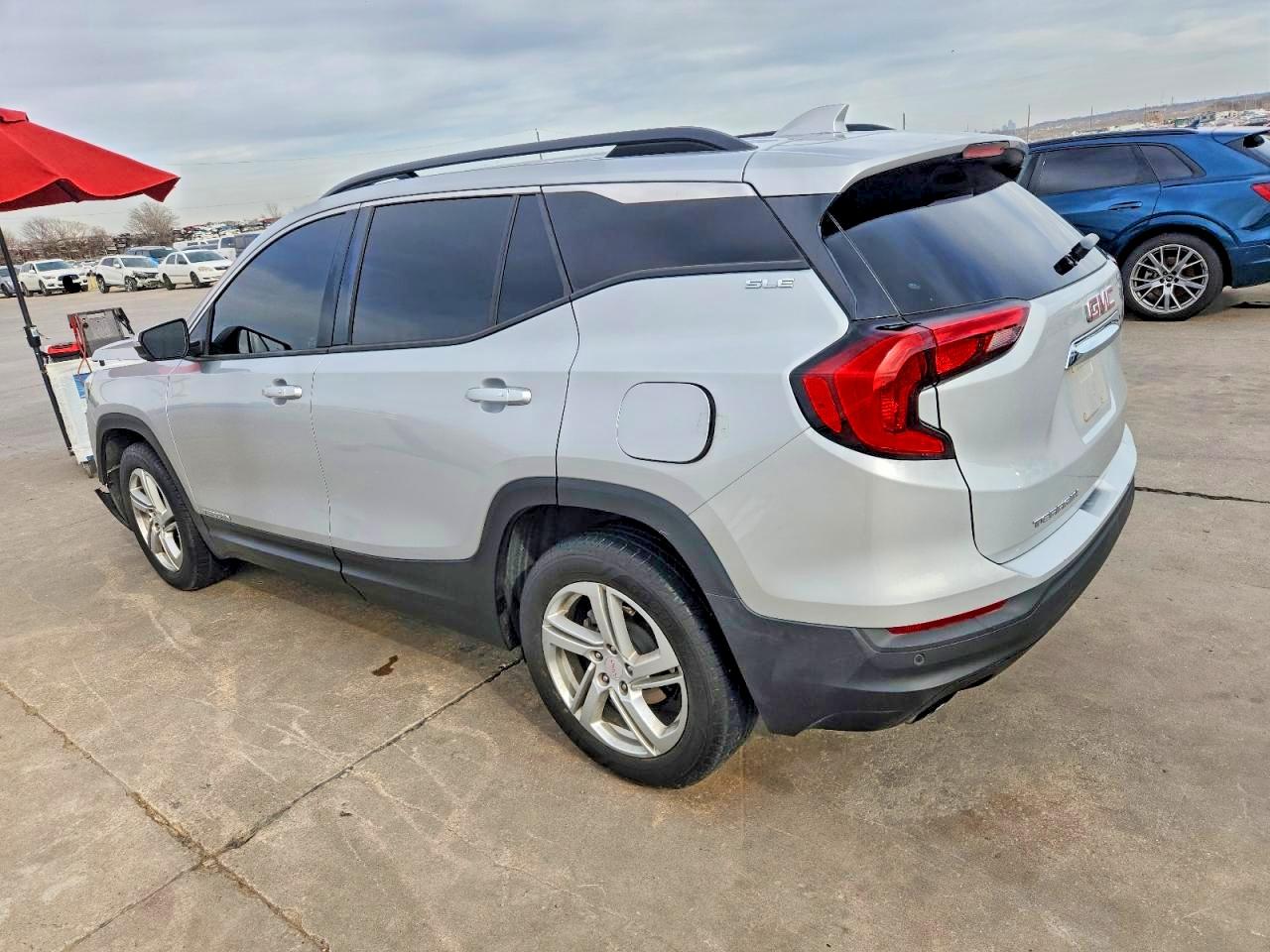 2018 GMC TERRAIN SLE photo 2