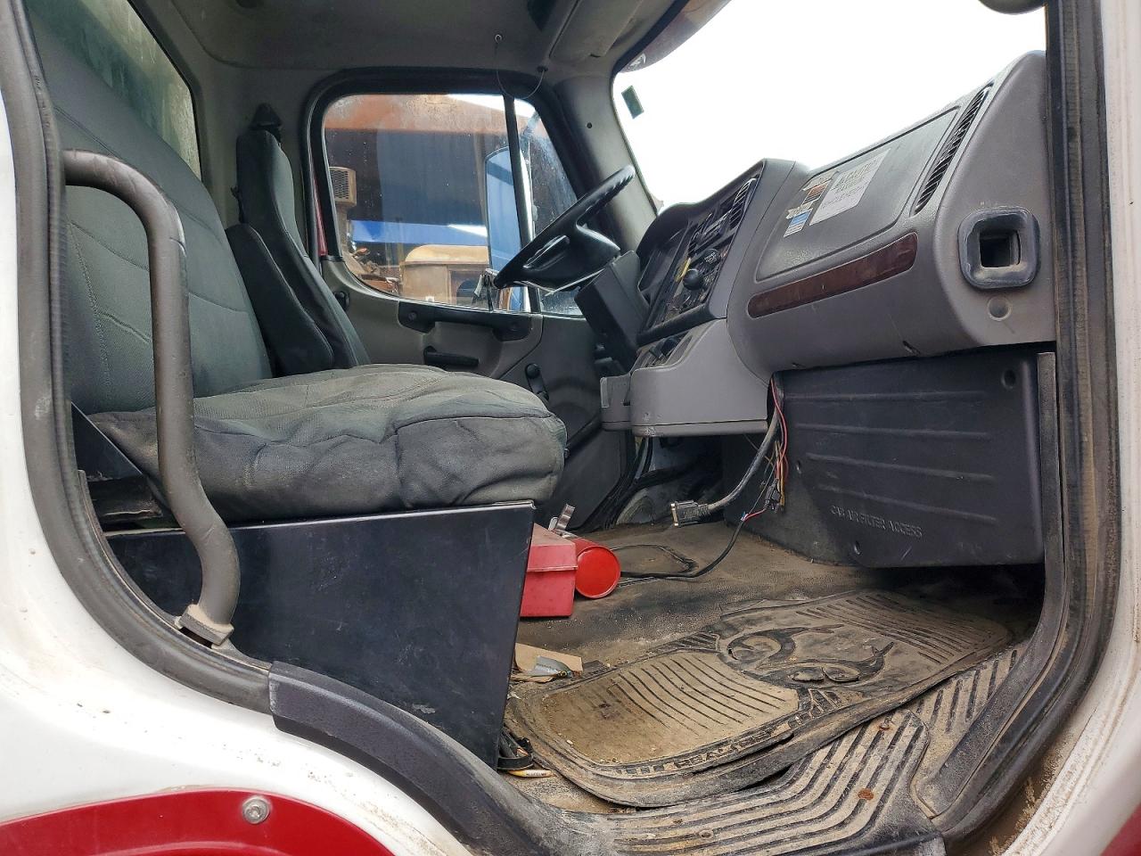 2011 FREIGHTLINER M2 photo 5