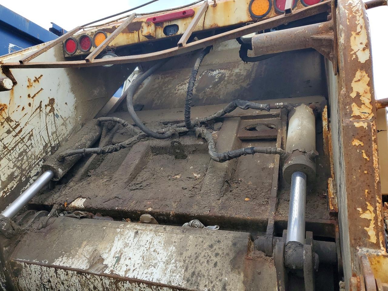 2011 FREIGHTLINER M2 photo 6