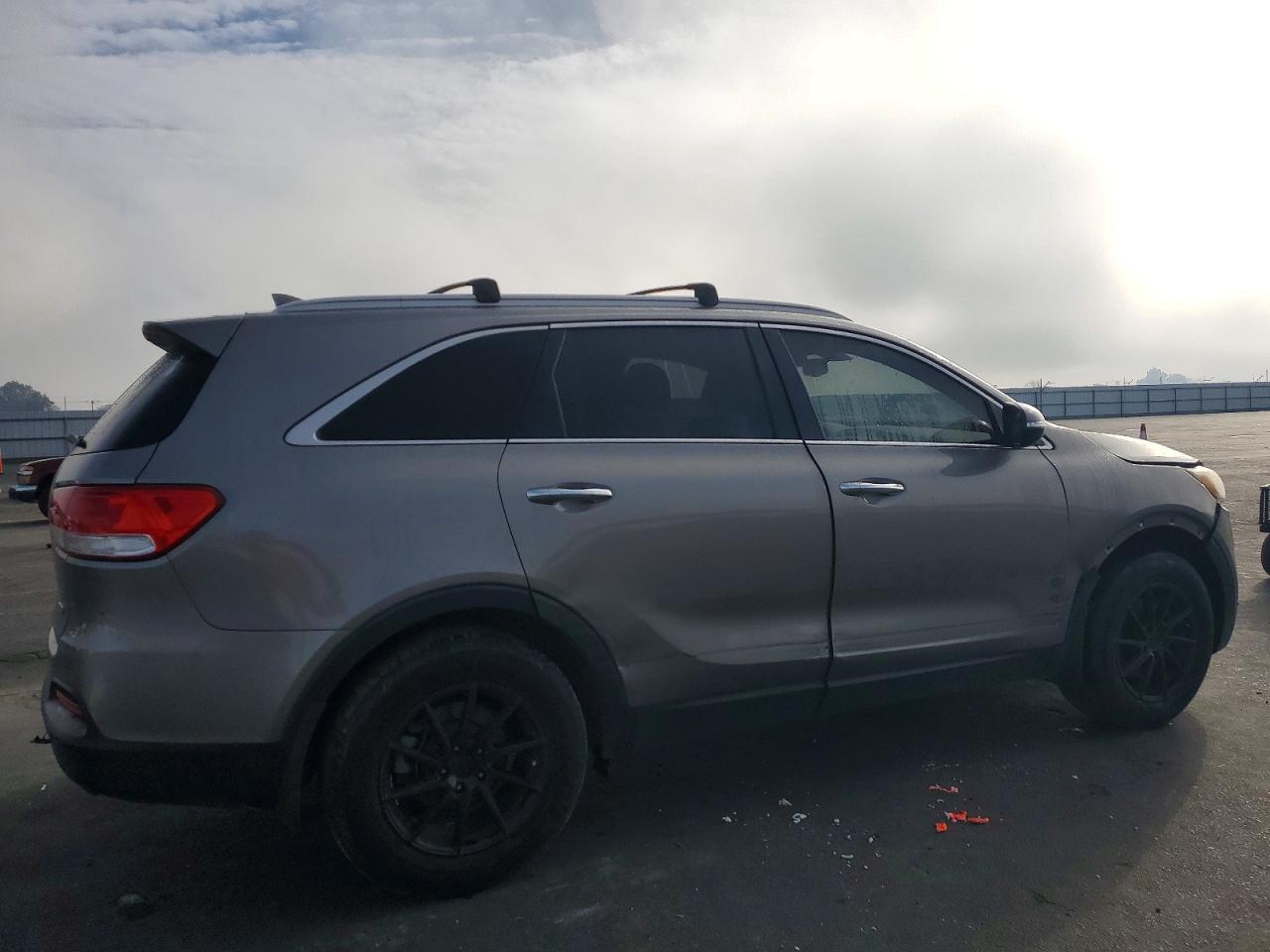 2017 KIA SORENTO LX photo 3