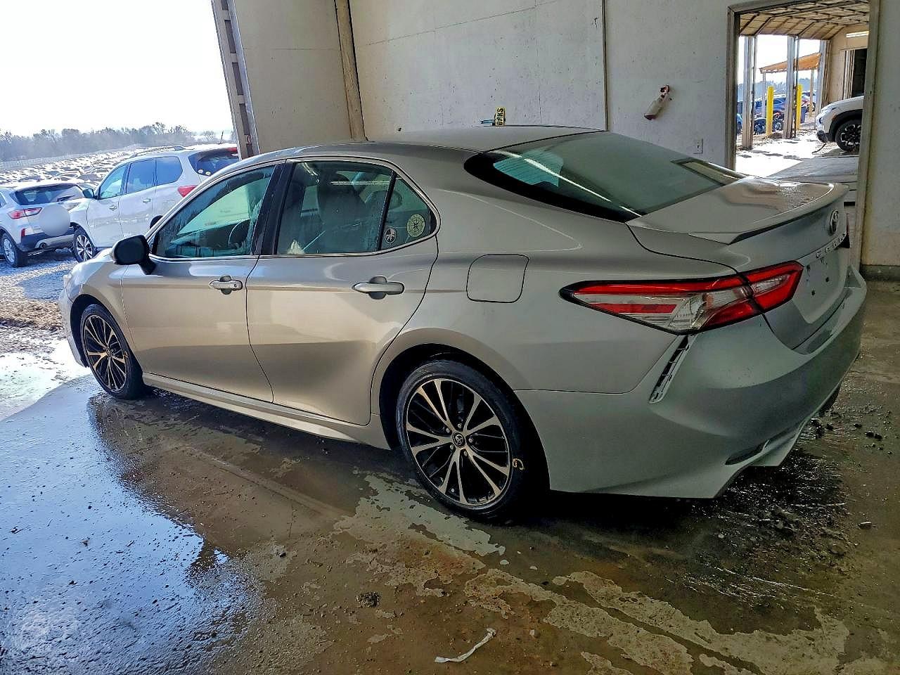 2018 TOYOTA CAMRY L photo 2