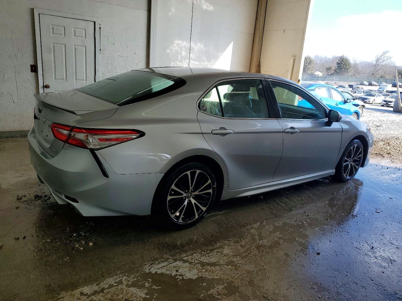2018 TOYOTA CAMRY L photo 3