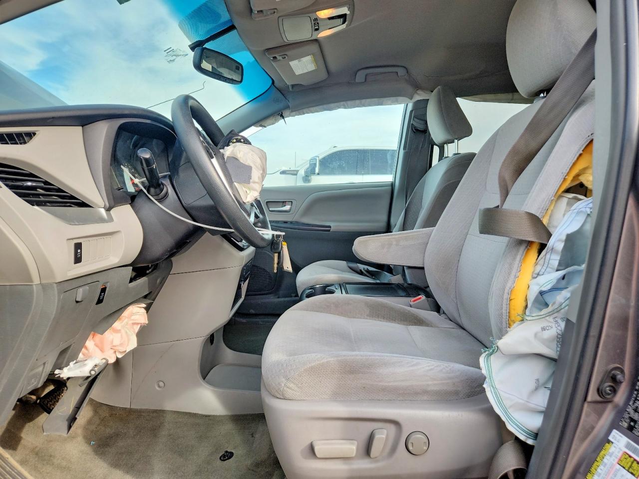 2015 TOYOTA SIENNA LE photo 7