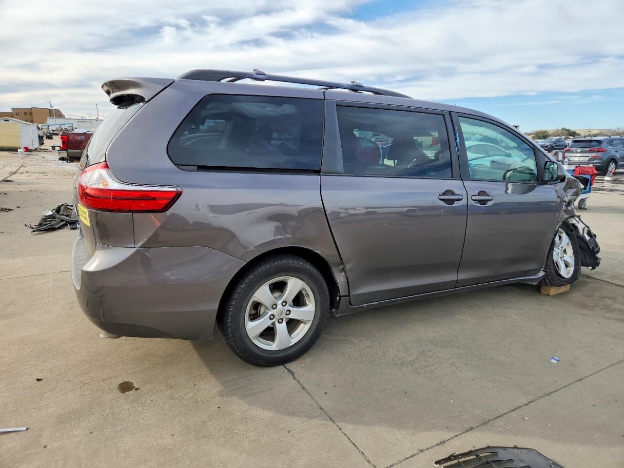 2015 TOYOTA SIENNA LE photo 3