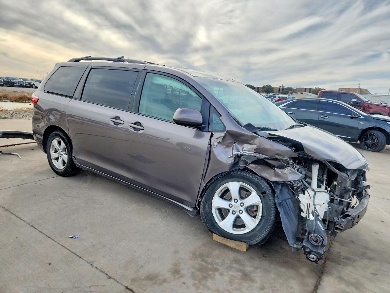 2015 TOYOTA SIENNA LE photo 4