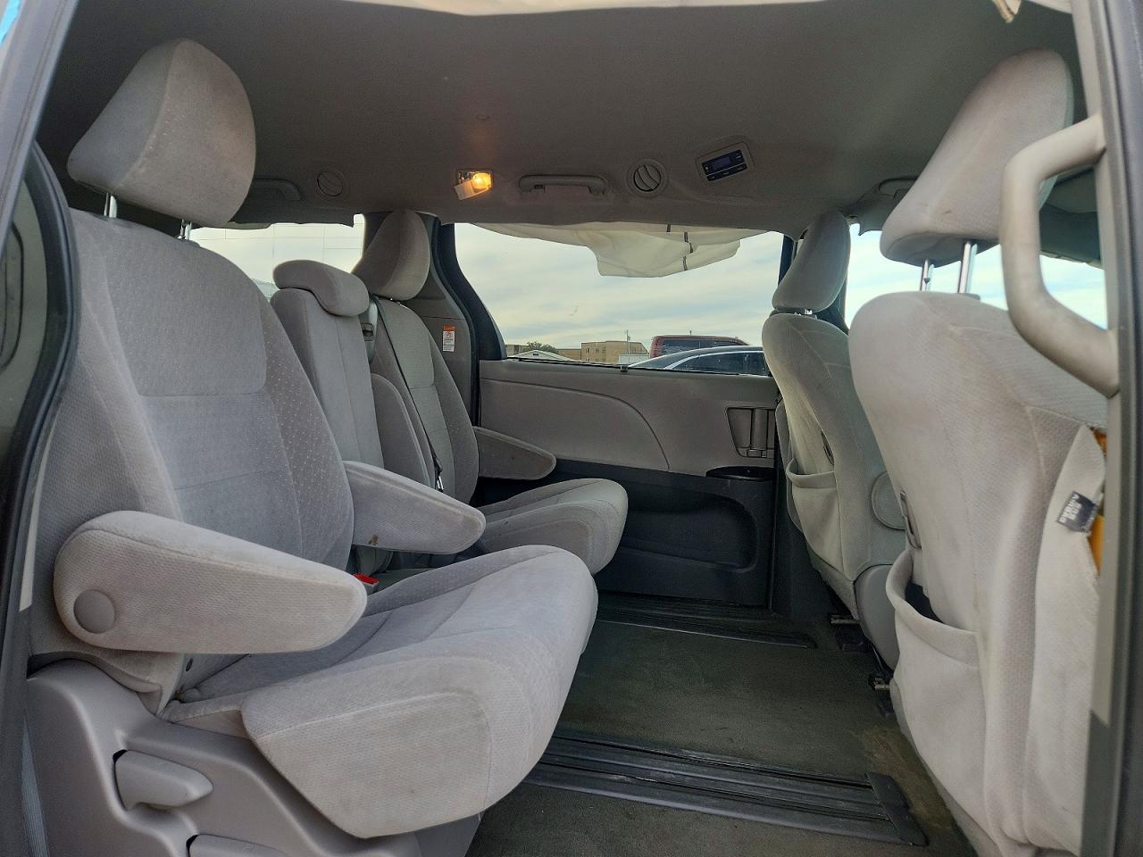 2015 TOYOTA SIENNA LE photo 11