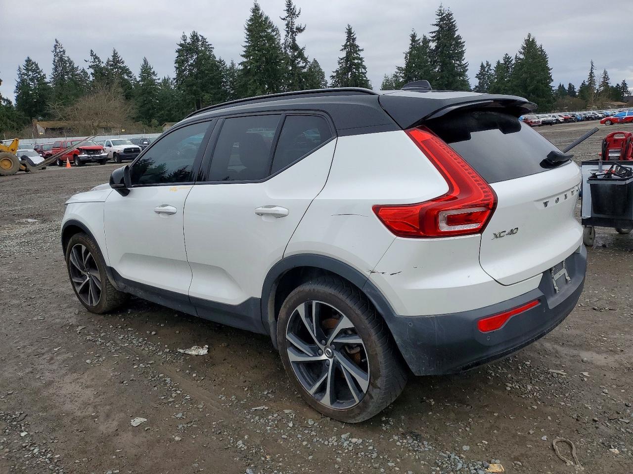 2021 VOLVO XC40 T5 R-DESIGN photo 2
