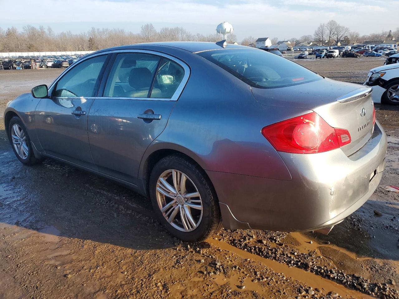 2013 INFINITI G37 photo 2
