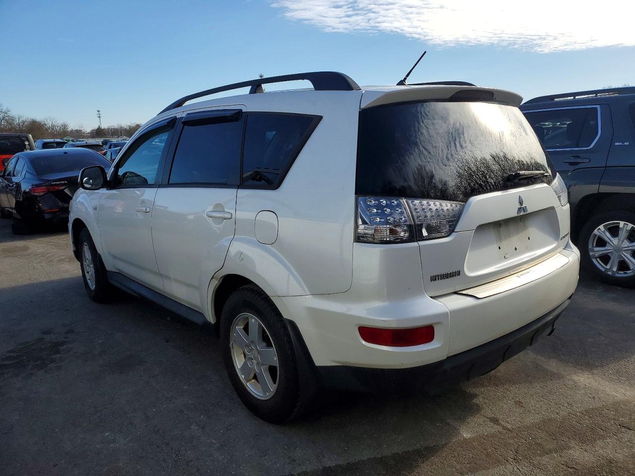 2010 MITSUBISHI OUTLANDER ES photo 2