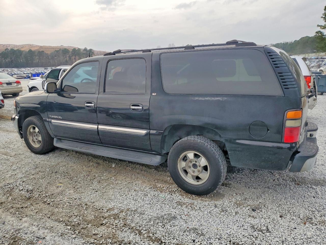 2005 GMC YUKON XL C1500 photo 2