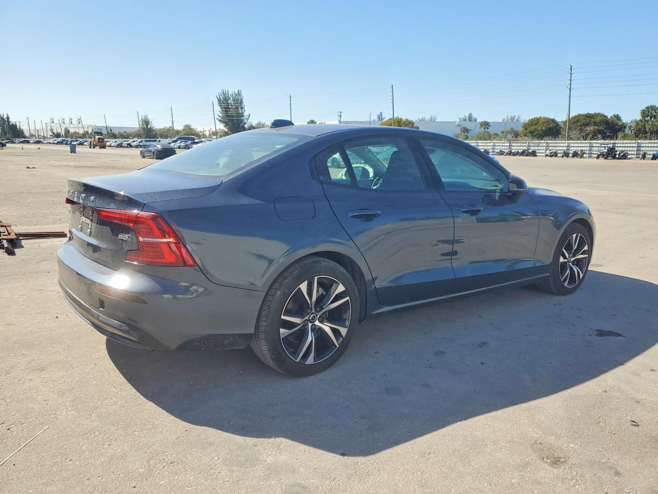 2024 VOLVO S60 CORE photo 3