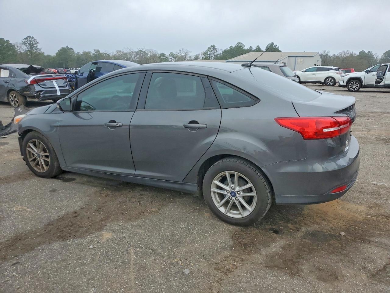 2017 FORD FOCUS SE photo 2