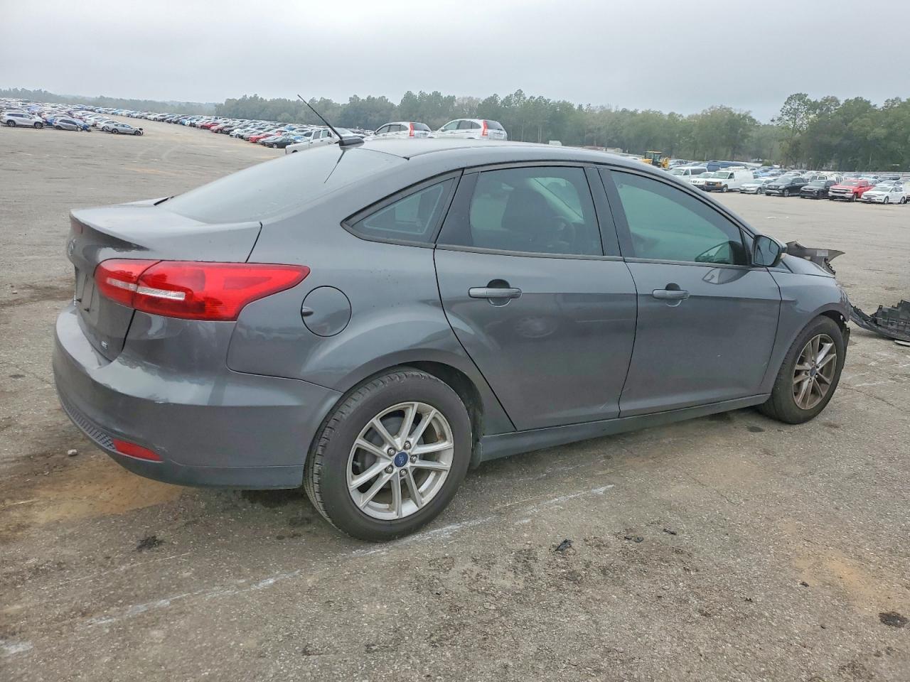 2017 FORD FOCUS SE photo 3