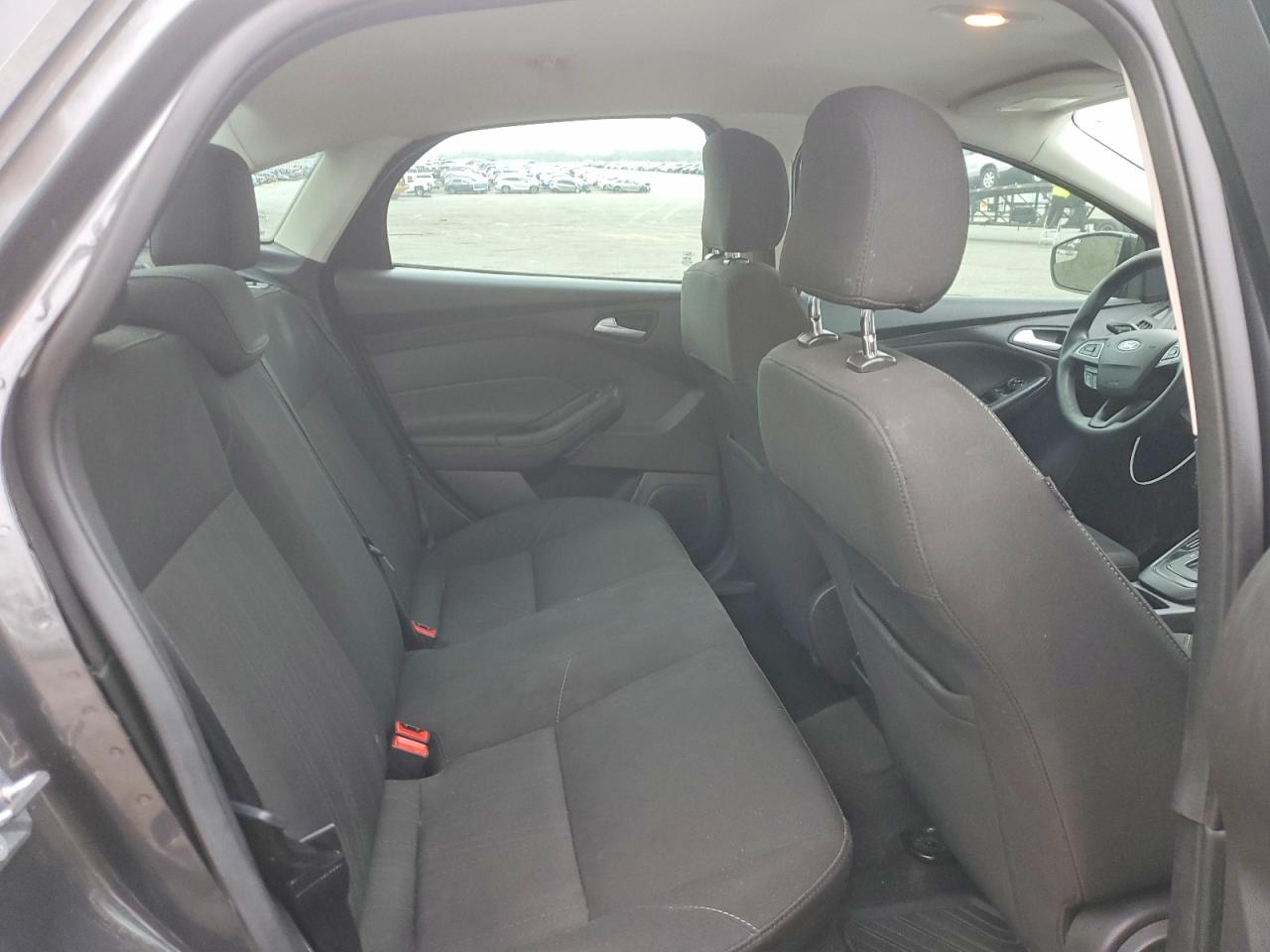 2017 FORD FOCUS SE photo 10