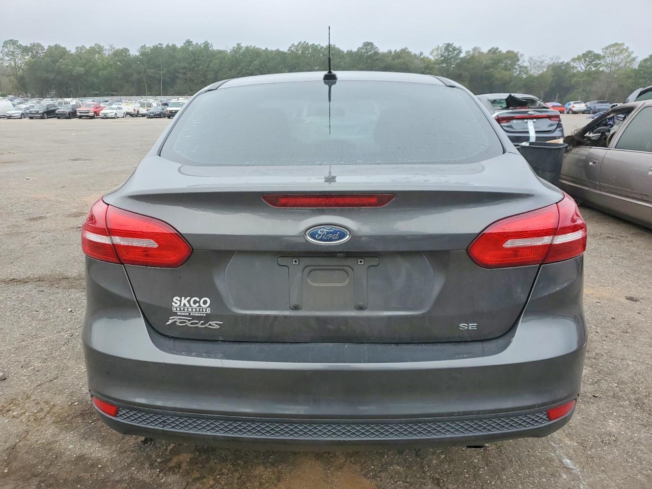 2017 FORD FOCUS SE photo 6