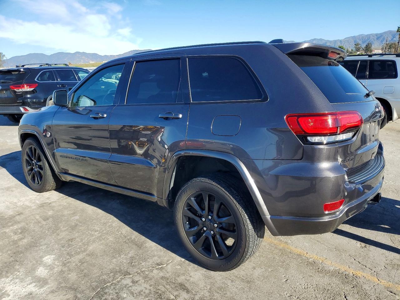 2018 JEEP GRAND CHEROKEE LAREDO photo 2