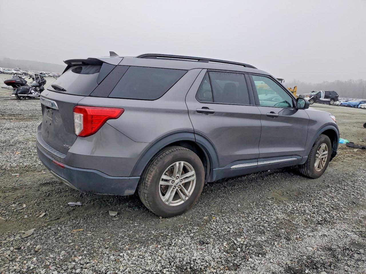 2023 FORD EXPLORER XLT photo 3