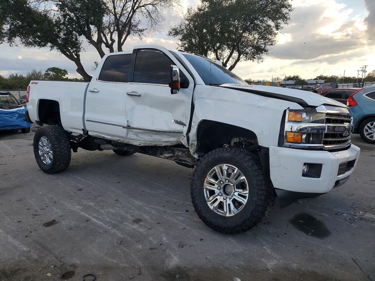 2019 CHEVROLET SILVERADO K2500 HIGH COUNTRY photo 4