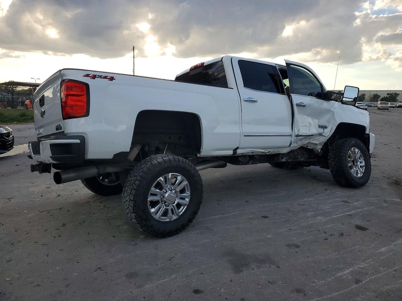 2019 CHEVROLET SILVERADO K2500 HIGH COUNTRY photo 3