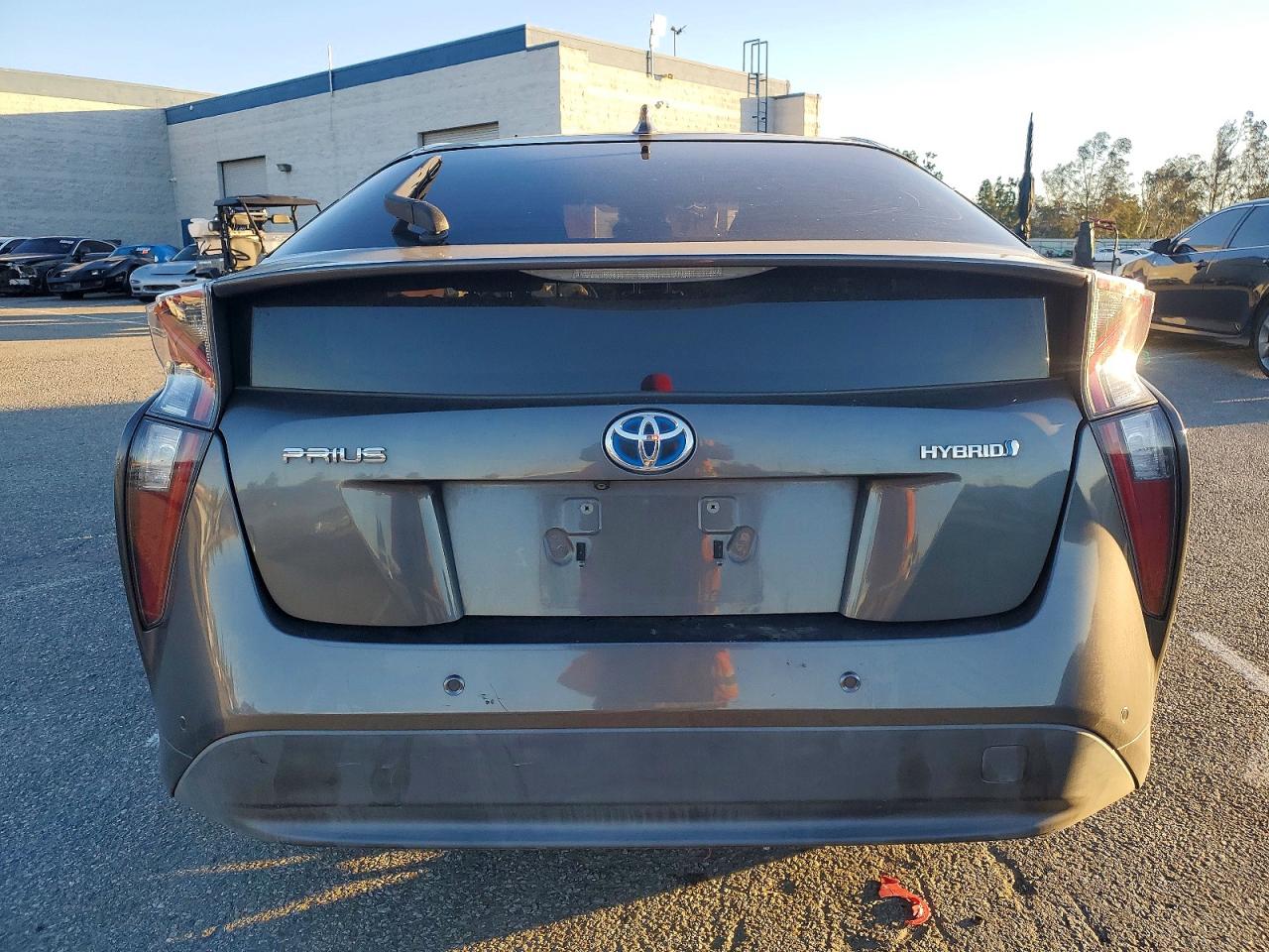 2018 TOYOTA PRIUS photo 6
