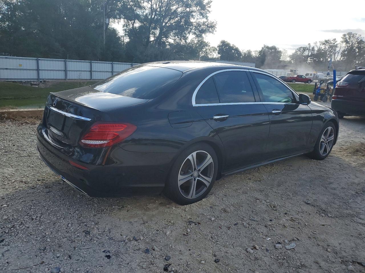 2018 MERCEDES-BENZ E 300 photo 3