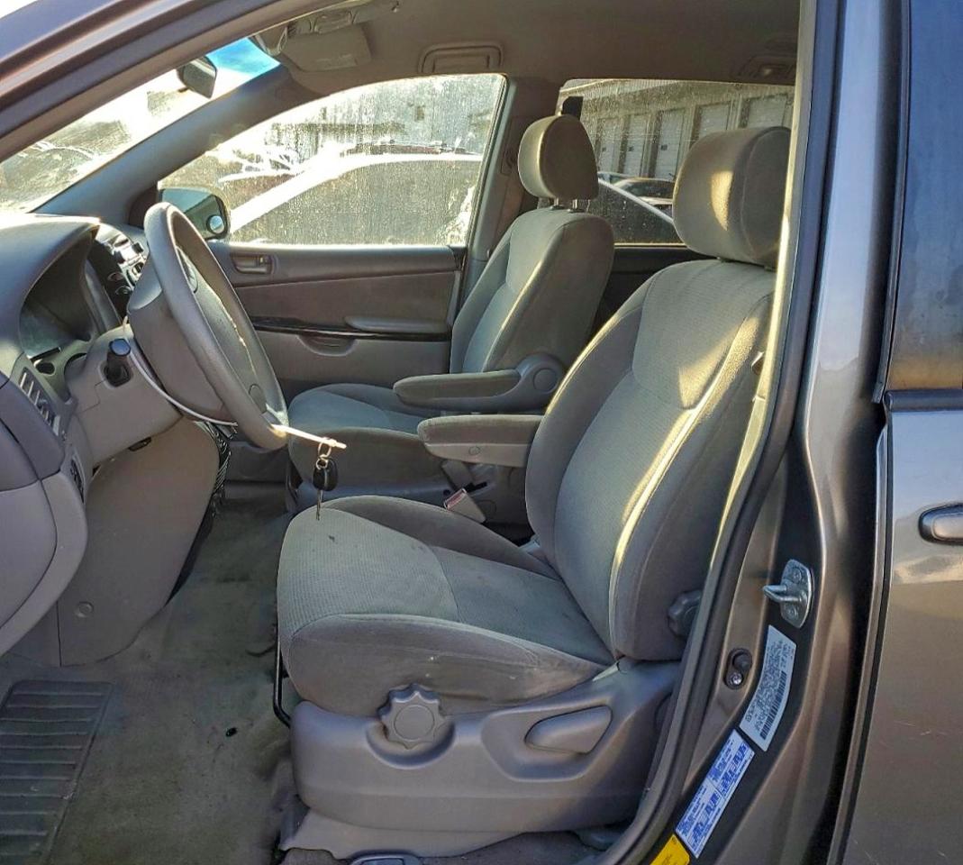 2004 TOYOTA SIENNA CE photo 7