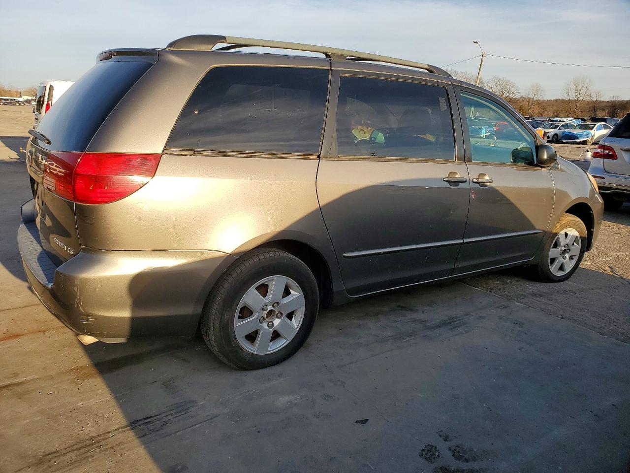 2004 TOYOTA SIENNA CE photo 3