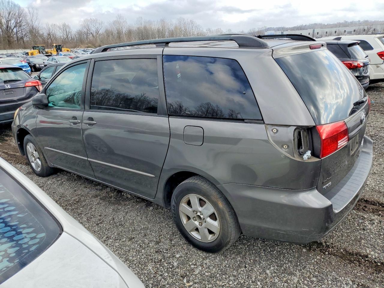 2004 TOYOTA SIENNA CE photo 2