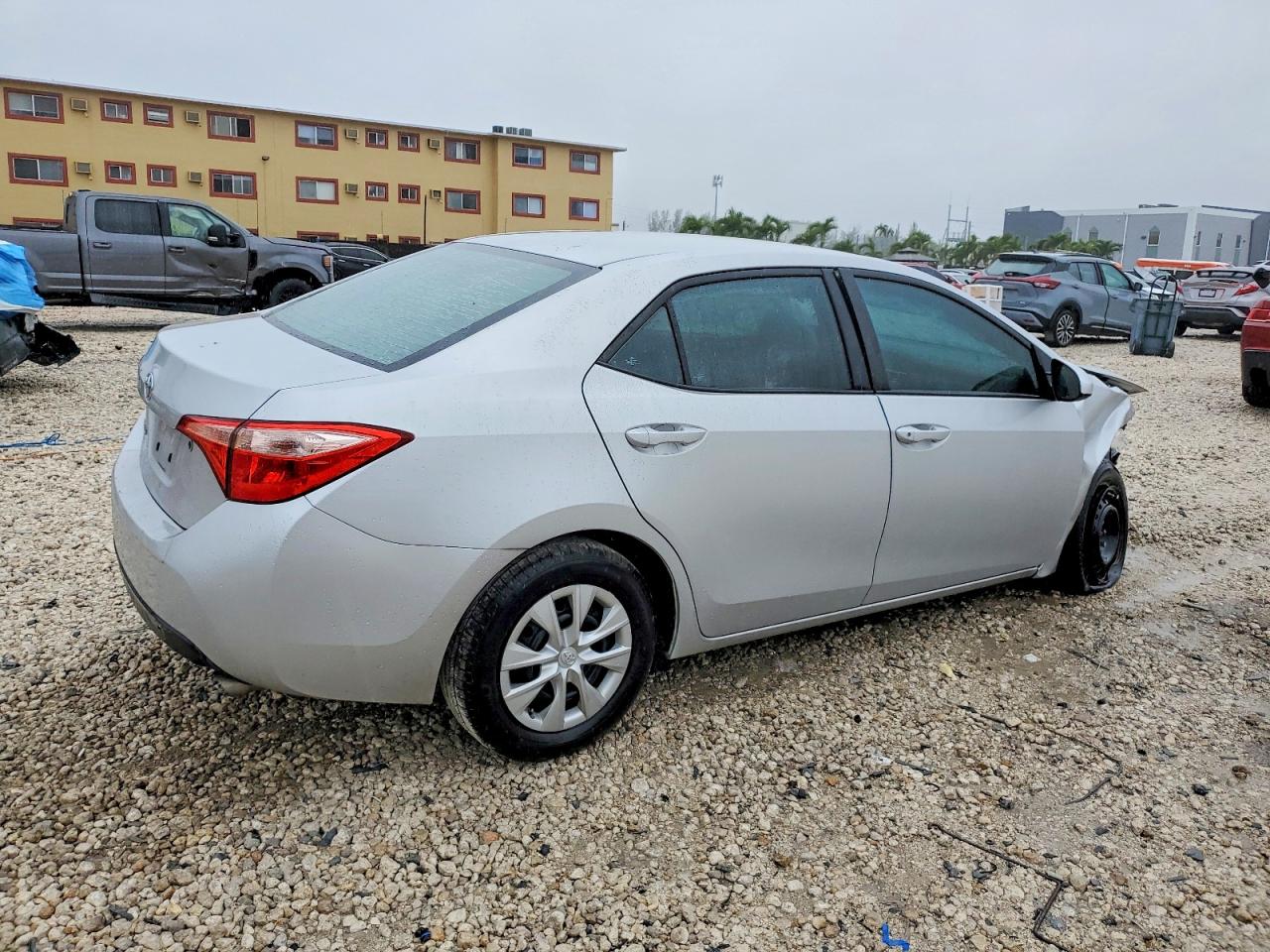 2018 TOYOTA COROLLA L photo 3