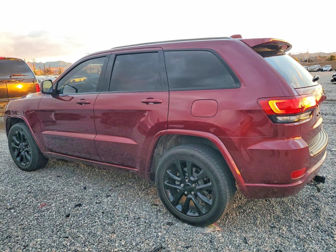 2020 JEEP GRAND CHEROKEE LAREDO photo 3