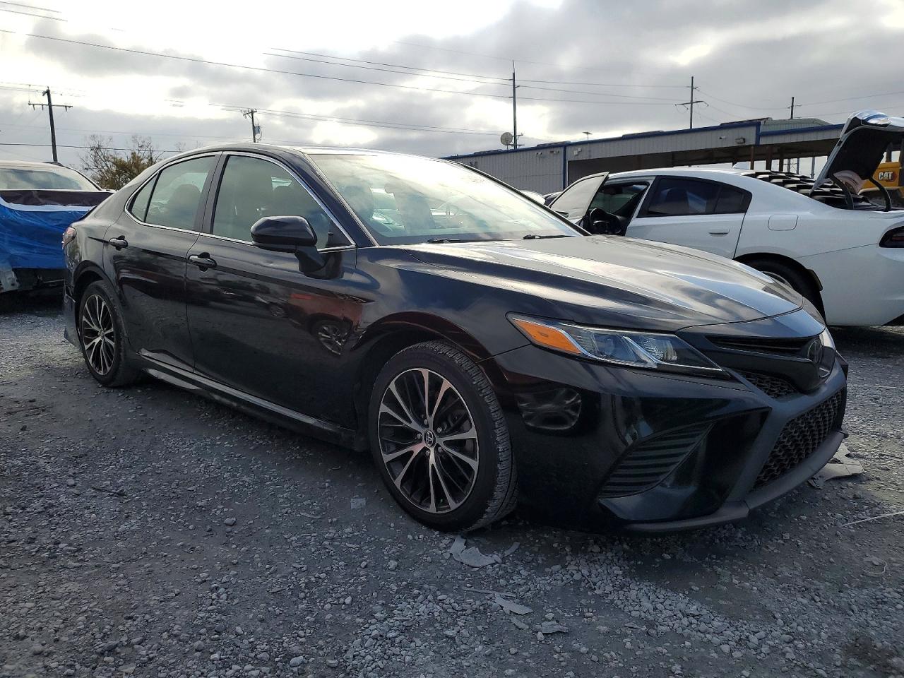2019 TOYOTA CAMRY SE photo 4