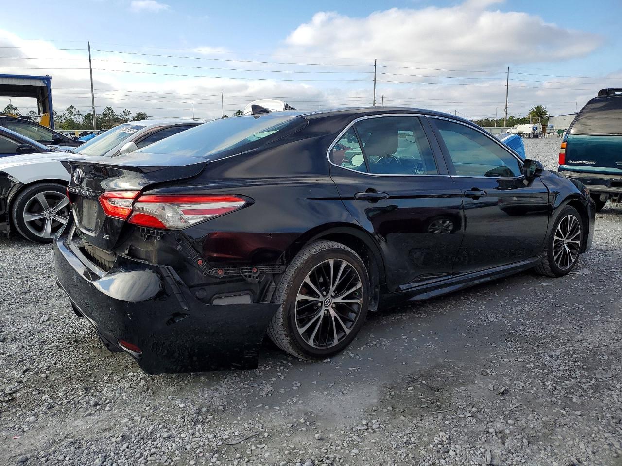 2019 TOYOTA CAMRY SE photo 3
