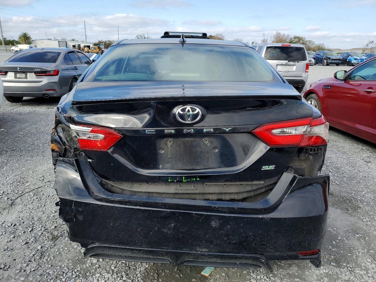 2019 TOYOTA CAMRY SE photo 6