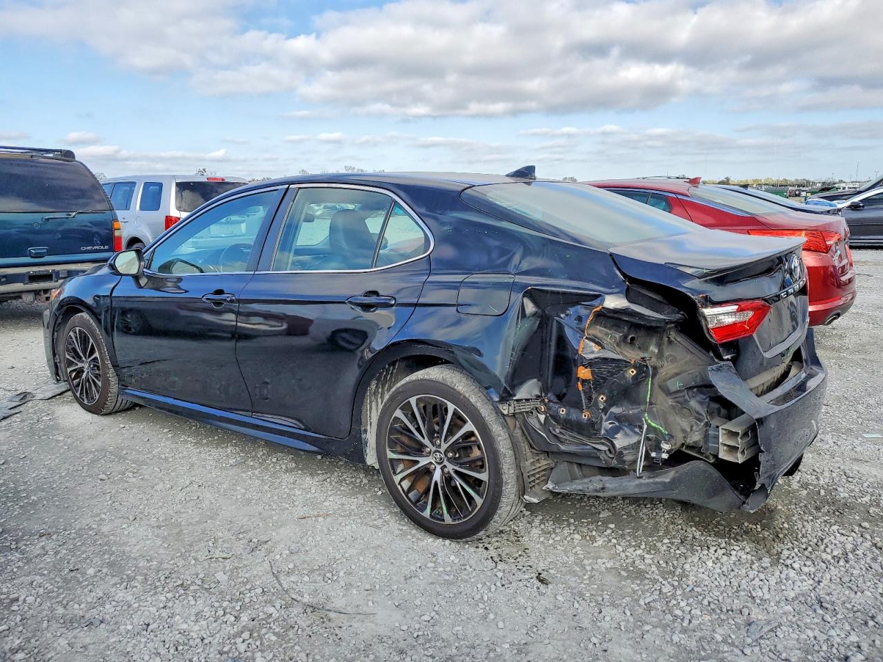 2019 TOYOTA CAMRY SE photo 2