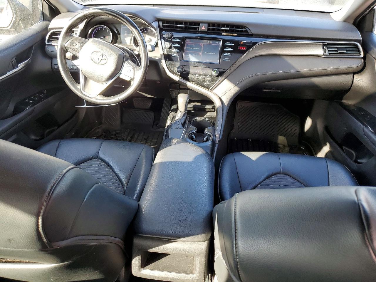 2019 TOYOTA CAMRY SE photo 8