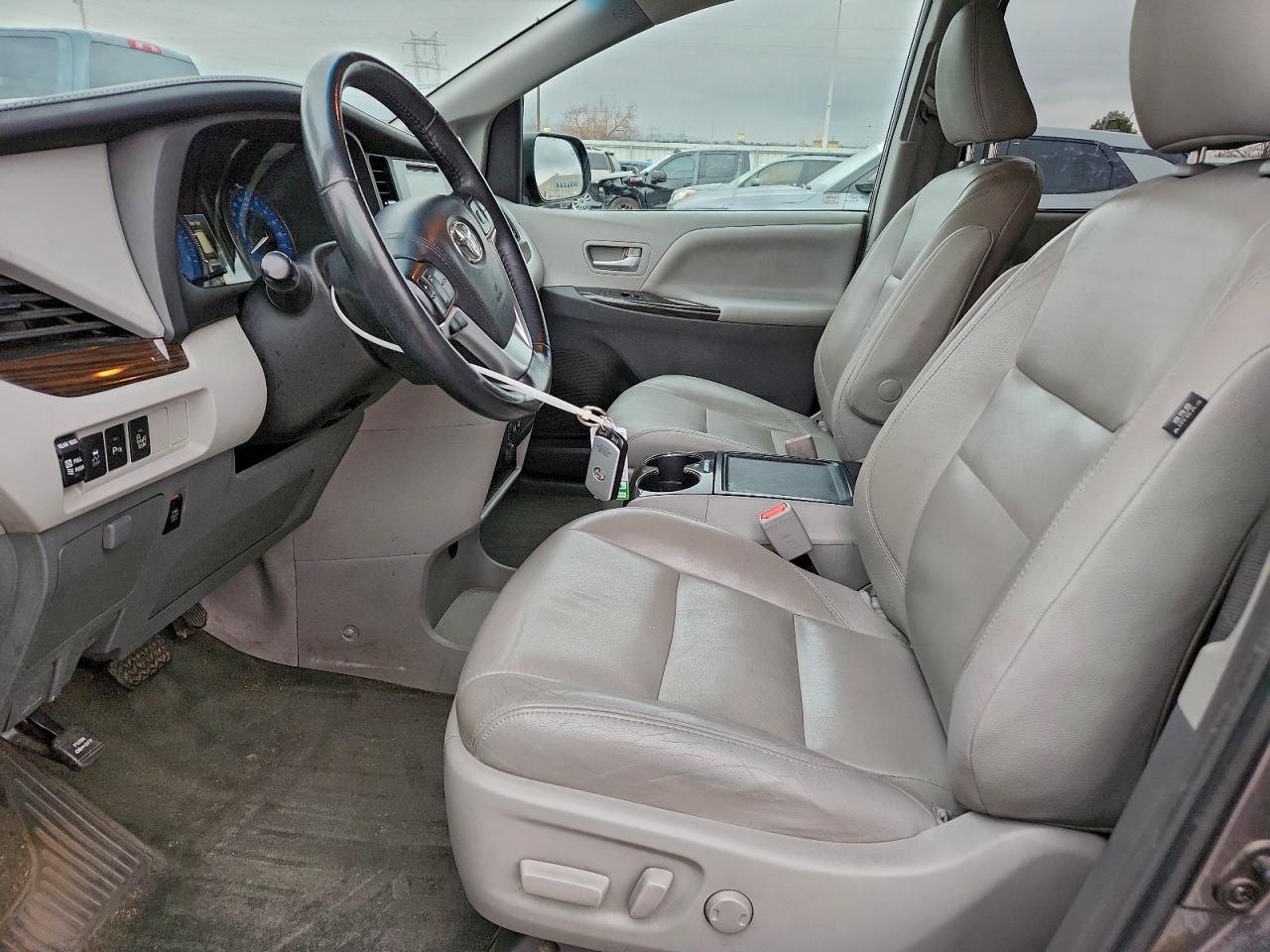 2017 TOYOTA SIENNA XLE 7-PASSENGER photo 13