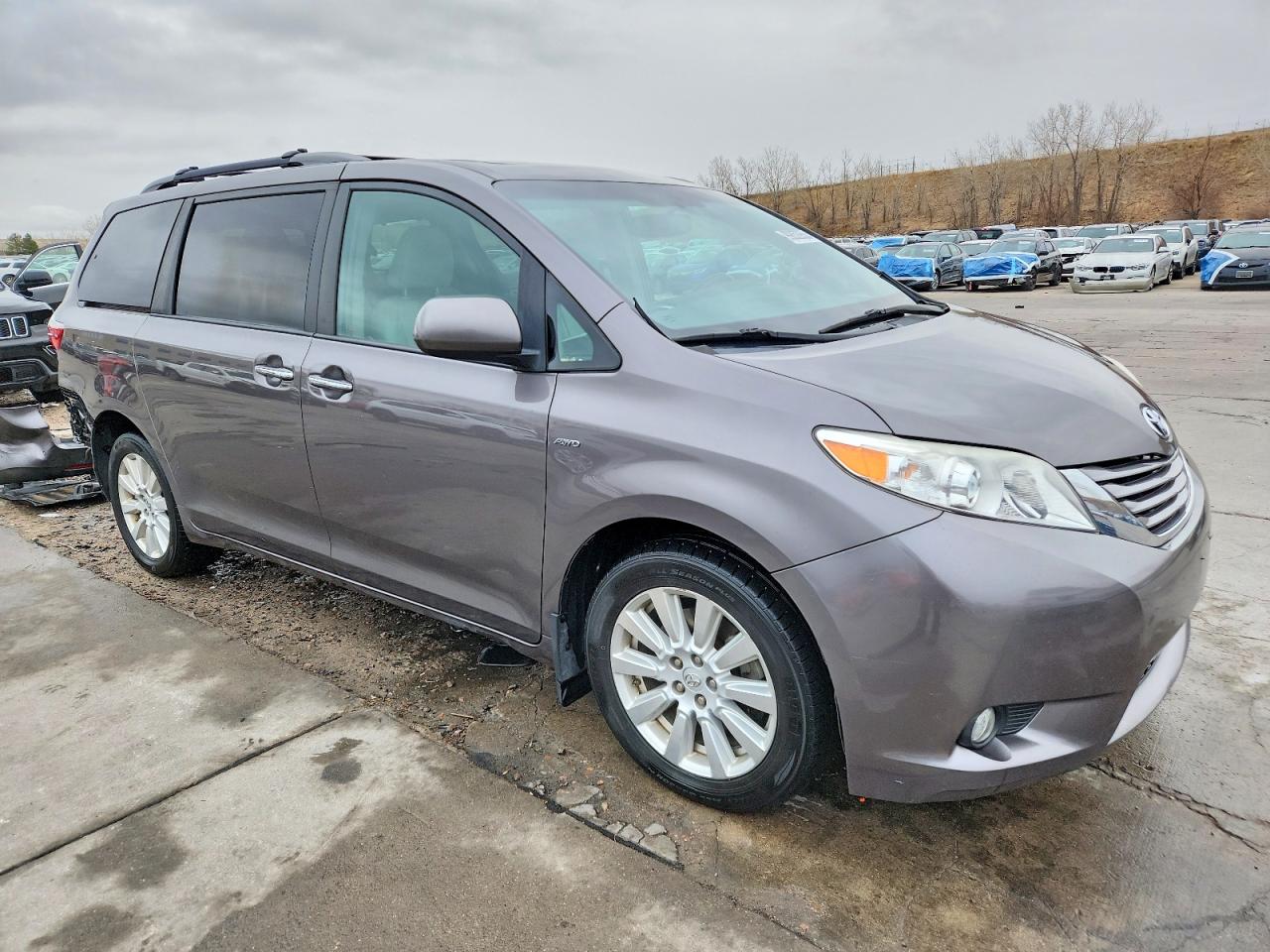 2017 TOYOTA SIENNA XLE 7-PASSENGER photo 7