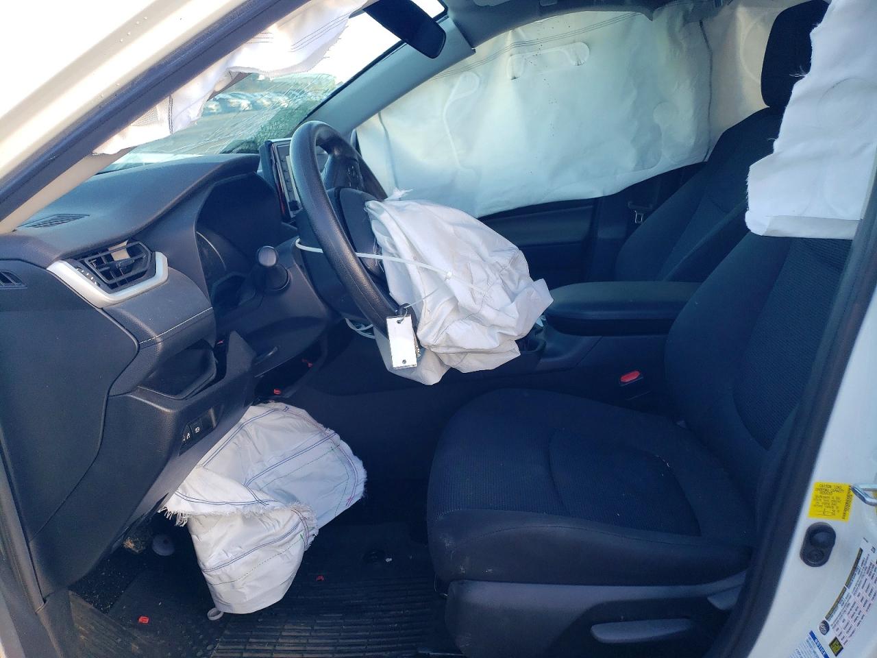 2021 TOYOTA RAV4 LE photo 7