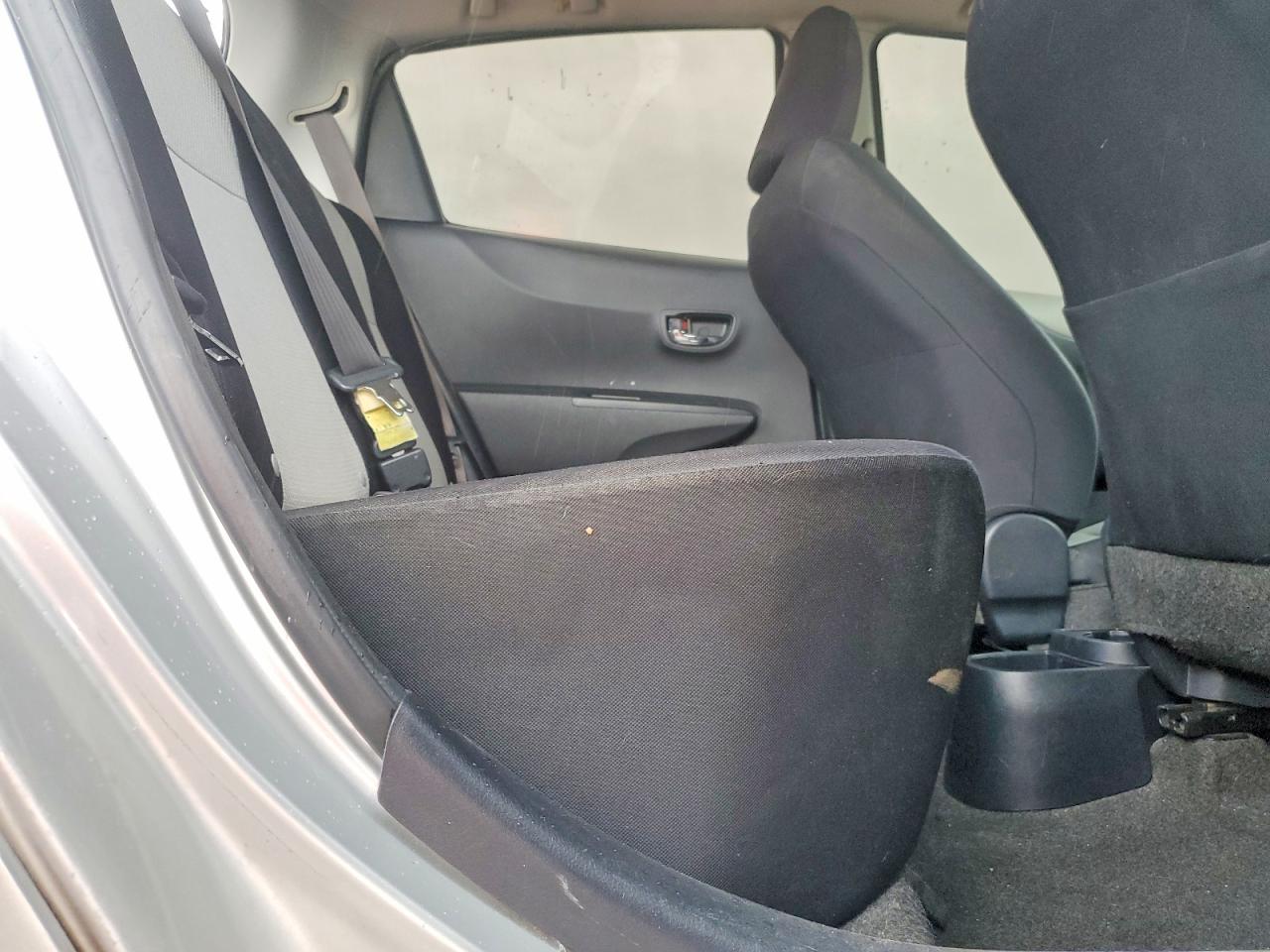 2012 TOYOTA YARIS photo 10