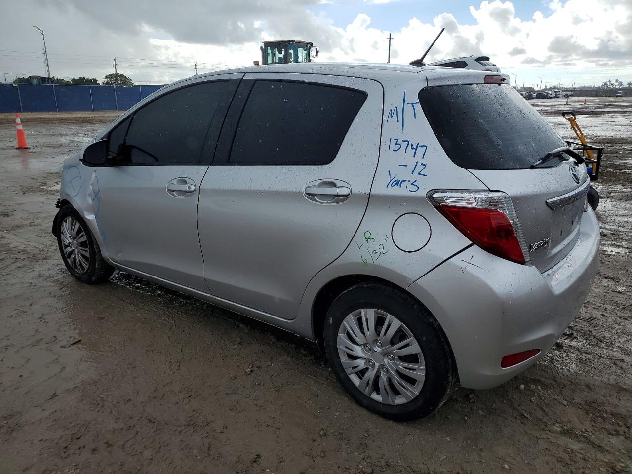2012 TOYOTA YARIS photo 2