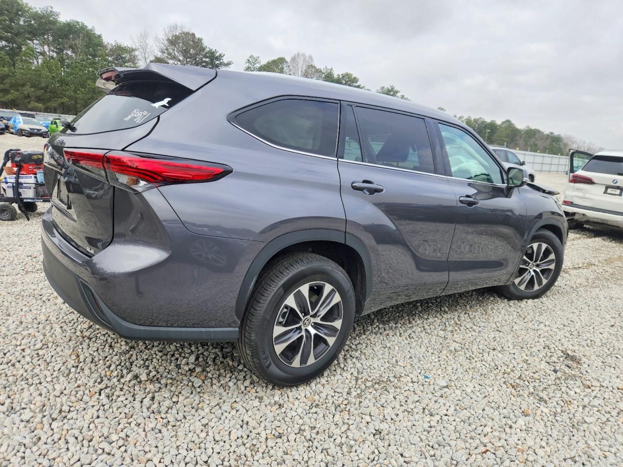2022 TOYOTA HIGHLANDER XLE photo 3