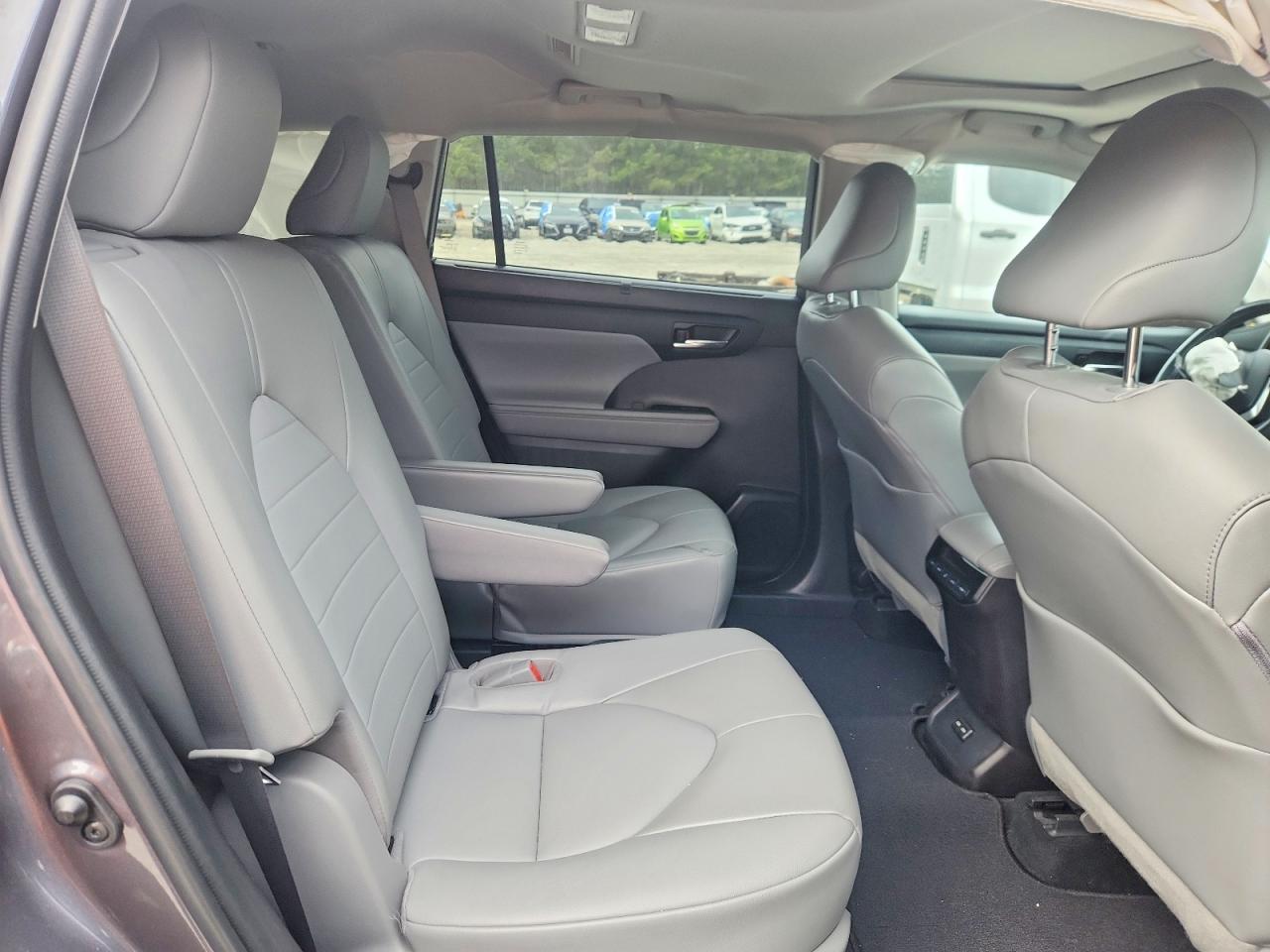 2022 TOYOTA HIGHLANDER XLE photo 10