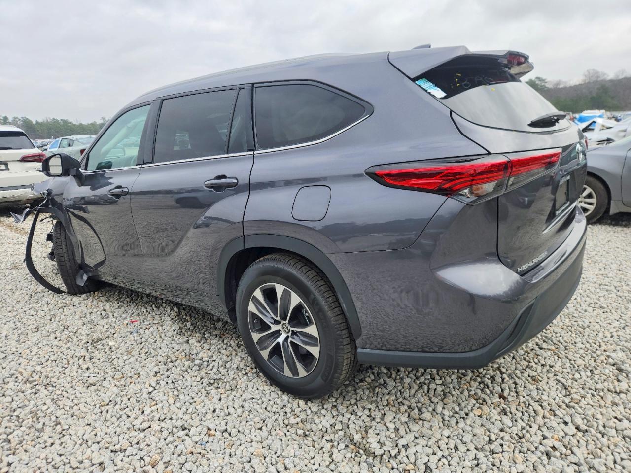 2022 TOYOTA HIGHLANDER XLE photo 2