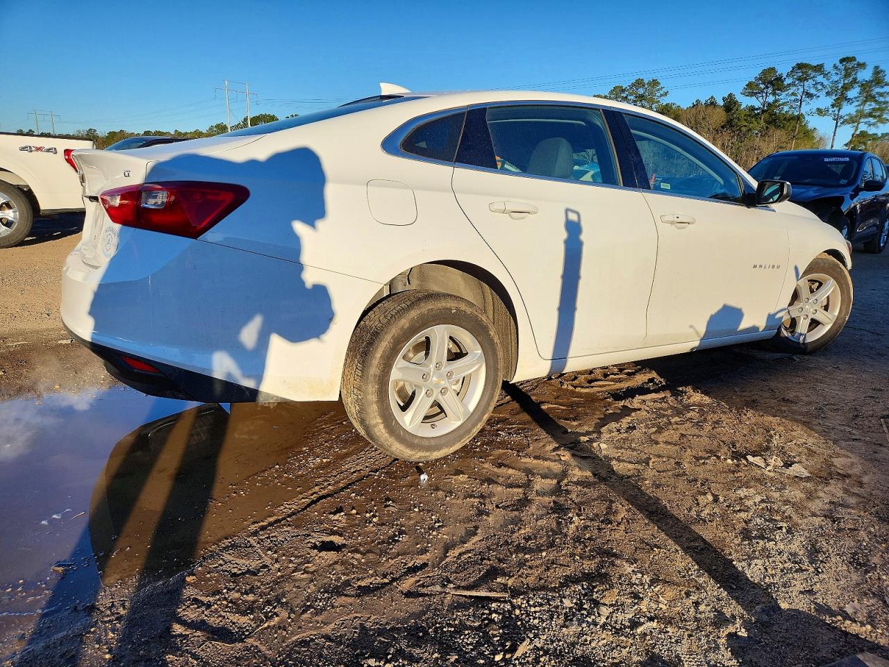 2023 CHEVROLET MALIBU LT photo 3